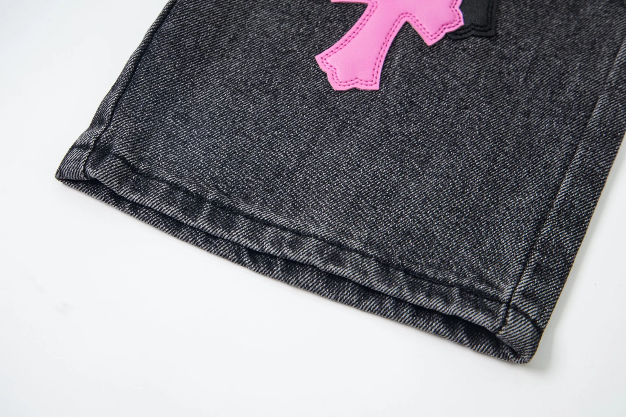 P240 Chrome Hearts Chrome Hearts Jeans Purple Matty Boy Sex Records Rivet Work Jeans CH Jeans need to be disassembled and washed before being dismantled and hand-stitched with sheepskin cross leather and then spliced ​​together. The whole piece has too many craftsmanship to explain. The cabinet price is 16W+, the patchwork cross pattern is embellished, and the high-waisted washed jeans! ! Absolutely high-end luxury products, 8W+ level god-level items, super popular products, made with top heavy industry, a magic weapon that cannot be missed. About Kroxin This is an extremely luxurious fashion brand, which can also be called the aristocrats of the high street. It has always been an exclusive brand for some hipsters or rich second generation. Compared with ordinary high streets, it is more luxurious and noble. Compared with luxury brands, it has a more fashionable personality and has always been a brand that I have a special liking for. Style number: 1761# Size: 28 30 32 34 36